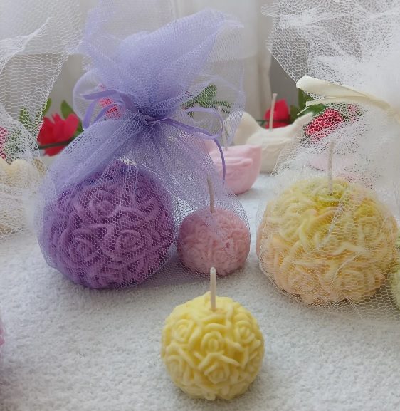 Velas artesanales con forma de rosas en distintos colores, de Dulcecita Emma